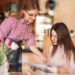 Cara Menawarkan Menu di Restoran