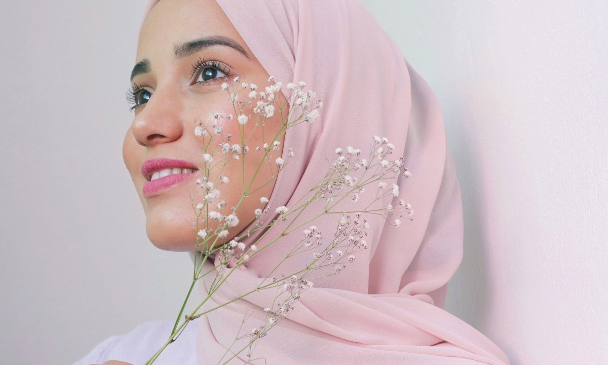 10 Warna Jilbab yang Cocok dengan Gamis Cream, Paduan Terbaik!