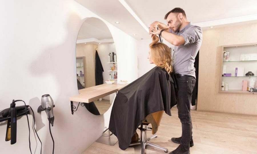 10 Model Rambut Oval Layer Pendek yang Lagi Trend 2023