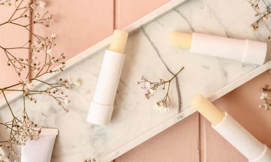 8 Lip Balm yang Bagus Untuk Memerahkan Bibir, Rekomendasi 2023!