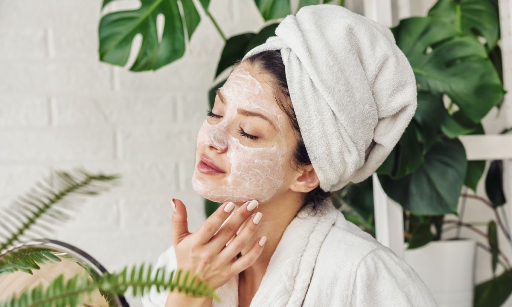 6 Tips Perawatan Wajah Secara Alami Sebelum Tidur, Dijamin Glowing!