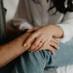 Bukan Phisycal Touch, Ini 5 Cara Pria Aquarius Mencintai Wanita