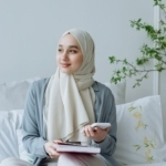 Baju Warna Cream Muda Cocok dengan Jilbab Warna Apa