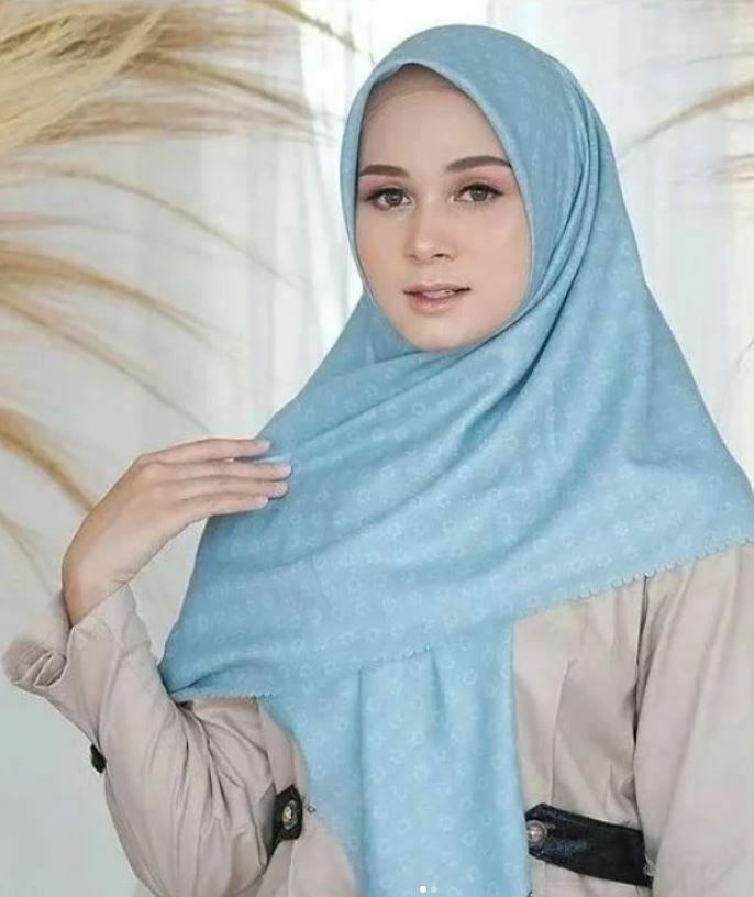 Gamis Cream cocok dengan jilbab warna biru muda