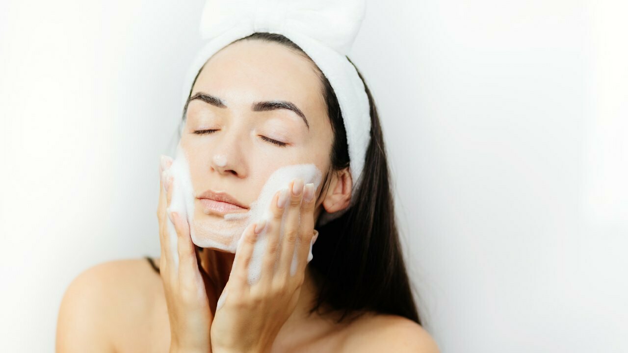 Bersihkan Wajah Dengan Facial Wash dan Toner