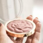 7 Rekomendasi Bedak Wardah Untuk Kulit Putih, Pilihan Terbaik!