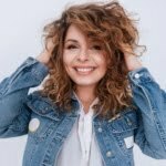 Model Rambut Wanita yang Cocok untuk Rambut Ikal