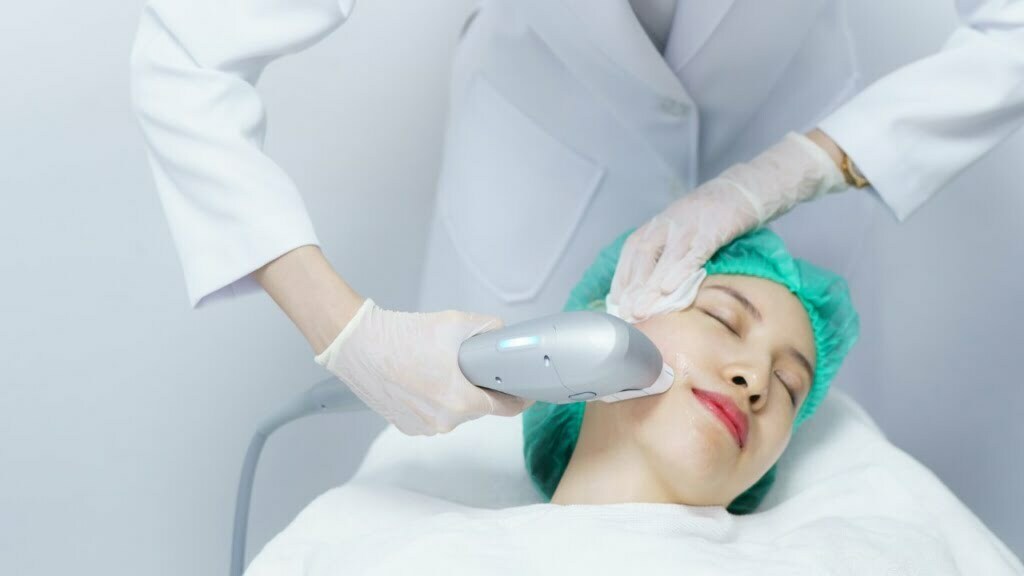 Treatment Meniruskan Wajah di Klinik Kecantikan