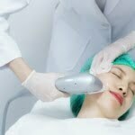 Treatment Meniruskan Wajah di Klinik Kecantikan