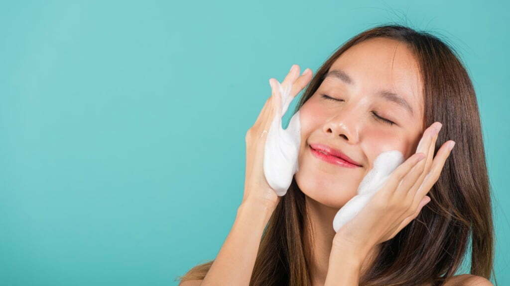 10 Rekomendasi Produk Eksfoliasi Wajah untuk Berbagai Tipe Kulit