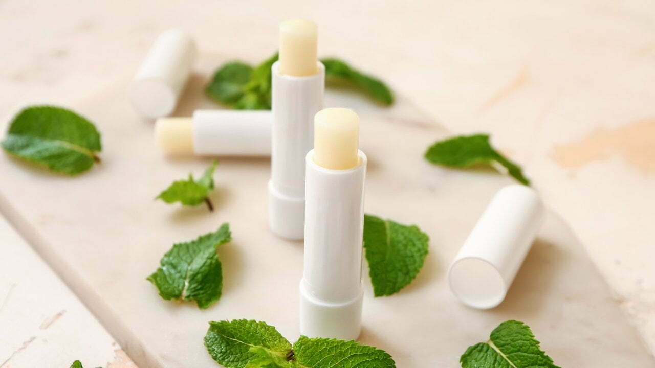 Ada 8 Perbedaan Lip Balm dan Lip Ice, Sudah Tau?