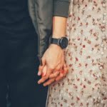 Tanda Cowok Cuek Suka Sama Kita