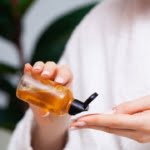 Sudah Tau Cara Pakai Toner yang Benar? Harus Pakai Kapas? Simak di sini!