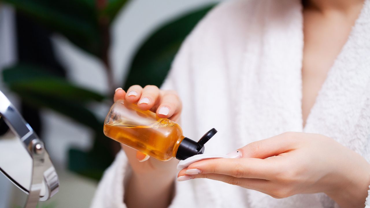 Sudah Tau Cara Pakai Toner yang Benar? Harus Pakai Kapas? Simak di sini!