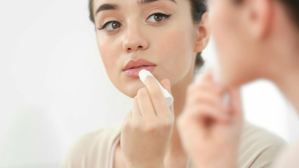 4 Perbedaan Lip Balm dan Lip Serum, Mana yang Cocok untuk Kamu?
