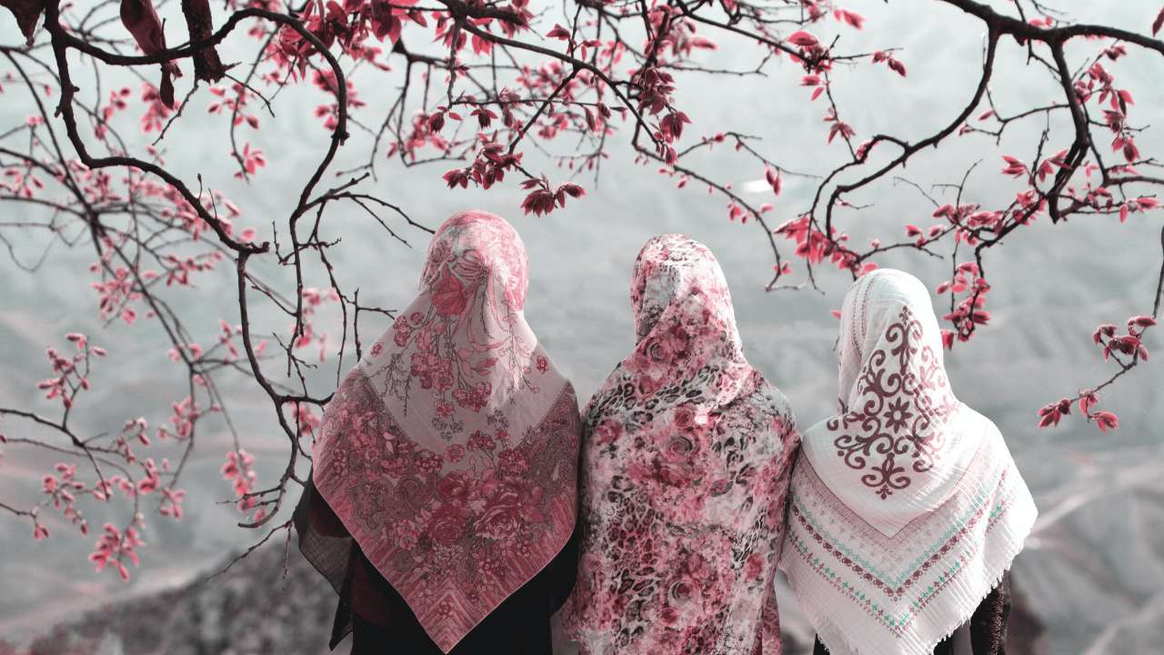 10 Warna Hijab yang Bikin Wajah Cerah, Cocok untuk Kulit Sawo Matang