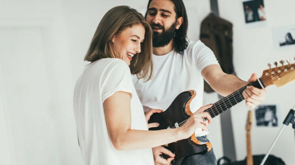 Ternyata Ini 13 Kode Wanita Menyukai Pria, Sudah Tahu?