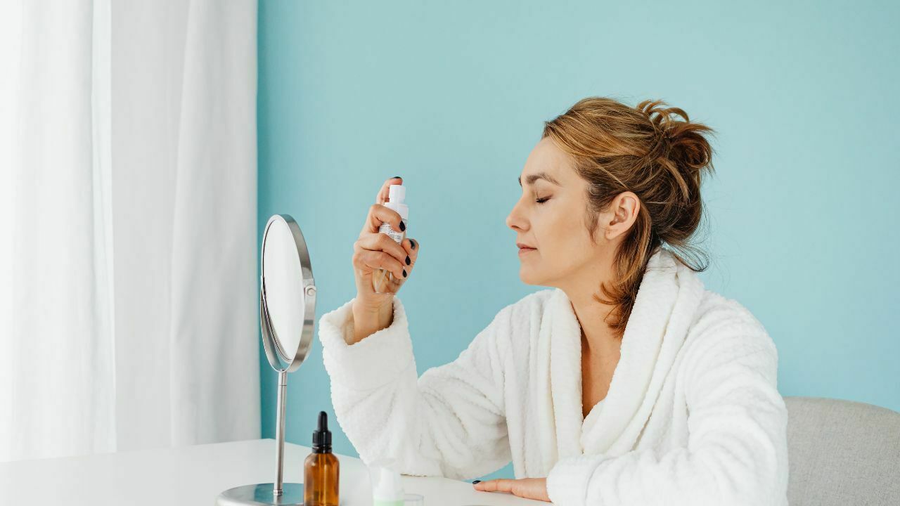 10 Urutan Skincare untuk Kulit Kering Pagi dan Malam yang Tepat