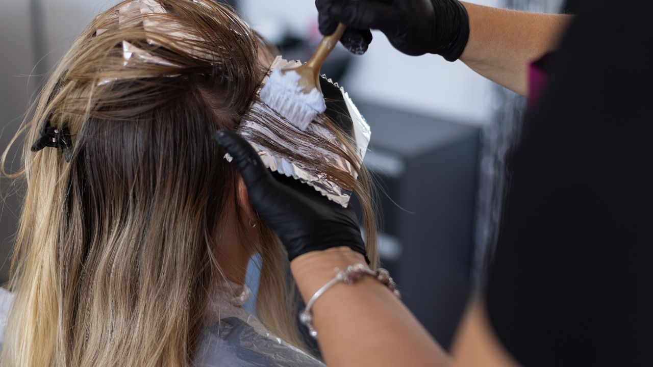 7 Efek Samping Semir Rambut yang Paling Umum