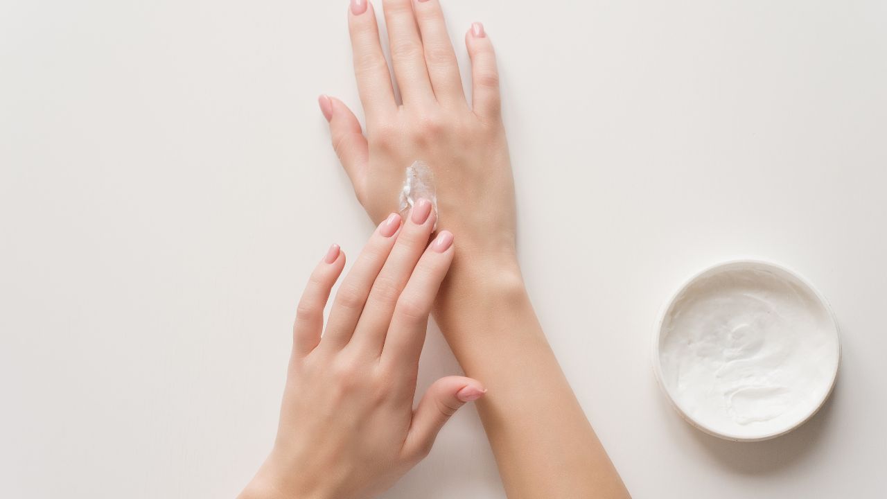 7 Dampak Buruk Akibat Malas Pakai Body Lotion, Wajib Tahu!