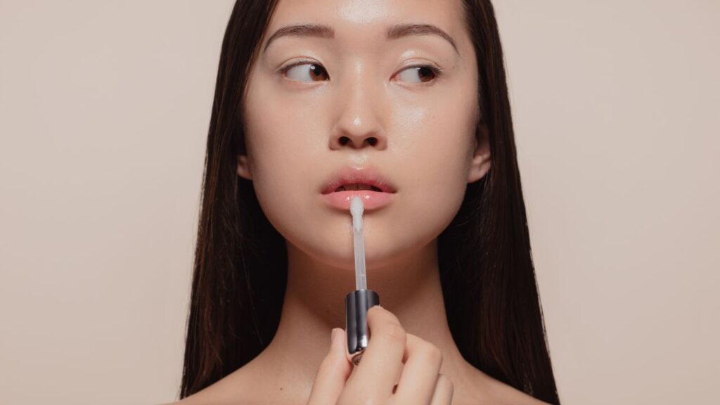 11 Cara Mengecilkan Bibir Secara Alami dan dengan Treatment