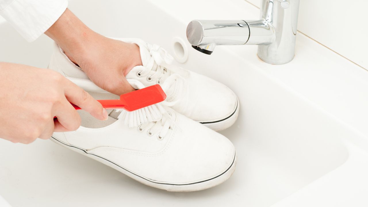 Cara Membersihkan Noda di Sepatu Putih, Dijamin Anti Kuning!