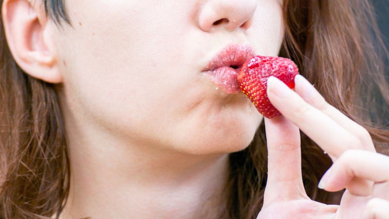 10 Rekomendasi Scrub Bibir dan Cara Mudah Membuatnya!
