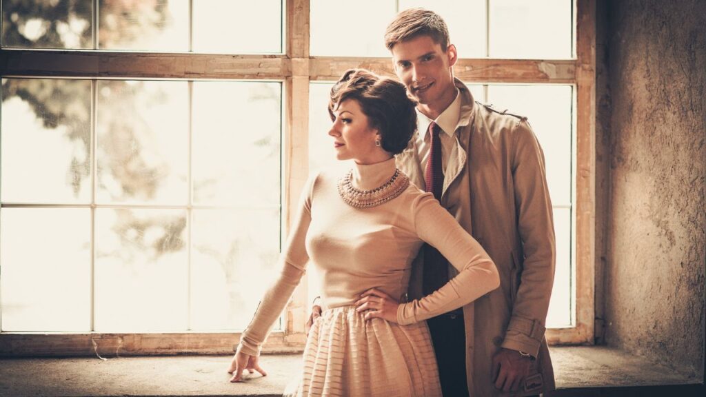 Jika Anda ingin mengenal tren vintage, Anda tidak akan terlambat meski sudah di tahun 2023. Jenis fesyen ini masih merajai dunia mode. Pakar mode memperkirakan bahwa tren vintage justru tidak menunjukkan tanda-tanda akan berhenti. Bahkan, bisa jadi tren ini akan ada selamanya. Jadi, Anda tidak perlu khawatir dengan koleksi baju Anda yang sudah lama, karena Anda akan terus menggunakannya. Keseruan Mengenal Tren Vintage Mengikuti tren mode terbaru memang seru. Namun, tren vintage akan lebih seru untuk diikuti. Pasalnya, tren vintage diprediksi akan bertahan lama meskipun banyak variasi aksesoris yang terlibat. Beberapa busana vintage yang harus dimiliki adalah: 1. T-Shirt Karakter retro dari masa kanak-kanak masih merajai dunia mode. Karakter tersebut bukan hanya karakter kartun, tetapi juga karakter band favorit, atlet atau penyanyi lawas. T-shirt vintage menjadi busana paling seru untuk mengekspresikan diri dimana jenis busana ini tidak akan ketinggalan zaman. Sebenarnya, t-shirt vintage terinspirasi dari budaya grunge di tahun 80an hingga 90an. Jenis t-shirt ini merupakan perpaduan sempurna antara kenyamanan dan gaya. Paduan T-shirt vintage dengan pakaian modern sehingga ada kesan sentuhan baru pada gaya yang vintage. 2. Pakaian Kerja Pakaian kerja vintage juga sangat keren. Beberapa produk dari merek Dickies dan Carhartt dapat menjadi rekomendasi terbaik. Jenis bahan kain tahan lama dengan desain praktis merupakan keunggulan dari pakaian kerja vintage. Busana ini dapat menjadi alternatif bagi mereka yang mungkin tidak ingin mengganti busana-busana lama. Namun, tetap saja Anda harus tetap mengikuti perkembangan mode. Padukan jas vintage dengan jeans slim-fit atau t-shirt putih polos supaya terlihat trendi. 3. Gaun Vintage Anda yang lahir di tahun 70an pasti menggemari gaun vintage mini black dress yang sangat trendi di tahun 90an. Kenang masa remaja dengan mengenakan gaun yang tidak lekang oleh zaman ini. Padukan dengan aksesori modern untuk perpaduan eklektik antara desain lama dan tren terbaru. 4. Denim Denim merupakan salah satu jenis busana wajib bagi mereka yang ingin mengenal tren vintage. Tidak ada satu jenis busana pun yang dapat mengalahkan popularitas denim dimana jenis busana ini dapat dipadupadankan dengan apa saja. Jika Anda ingin tampil vintage, cari potongan dengan pinggang tinggi dengan potongan bawah melebar seperti di tahun 80-an. 5. Busana Berpola Warna-warna berani dengan motif retro yang kembali populer adalah seperti ilusi optik yang sempat tren di tahun 60an. Banyak rumah mode ternama merilis koleksi dengan bentuk abstrak yang tidak biasa dengan warna yang mencolok. Pola geometris, kotak-kotak grunge adalah pola vintage yang sedang sangat tren. Tambahkan topi atau sweater untuk dapat menambah daya tarik pakaian pola Anda. Namun, memang tidak semua orang senang dengan busana berpola. Jika Anda adalah salah satunya, mungkin Anda dapat memilih busana garis-garis atau bintik. 6. Y2K Istilah fashion ini menggambarkan kebangkitan tren mode di awal millenium. Busana model ini adalah busana berwarna cerah dengan cetakan tebal serta desain asimetris. Era ini adalah era dimana mode sangat eksperimental dengan berbagai macam model dan pola baju. Masih banyak jenis outfit yang dapat membuat Anda terus mengenal tren vintage seperti jaket kulit, pakaian olahraga vintage, sweater bergaris dan sebagainya. Semuanya dapat menjadi koleksi terbaik Anda. Anda dapat memadukan berbagai busana vintage dengan aksesoris modern untuk tampil keren.