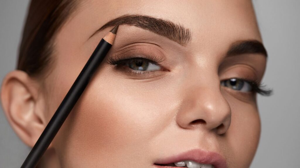 7 Cara Pakai Pensil Alis agar Terlihat Natural dan Simetris