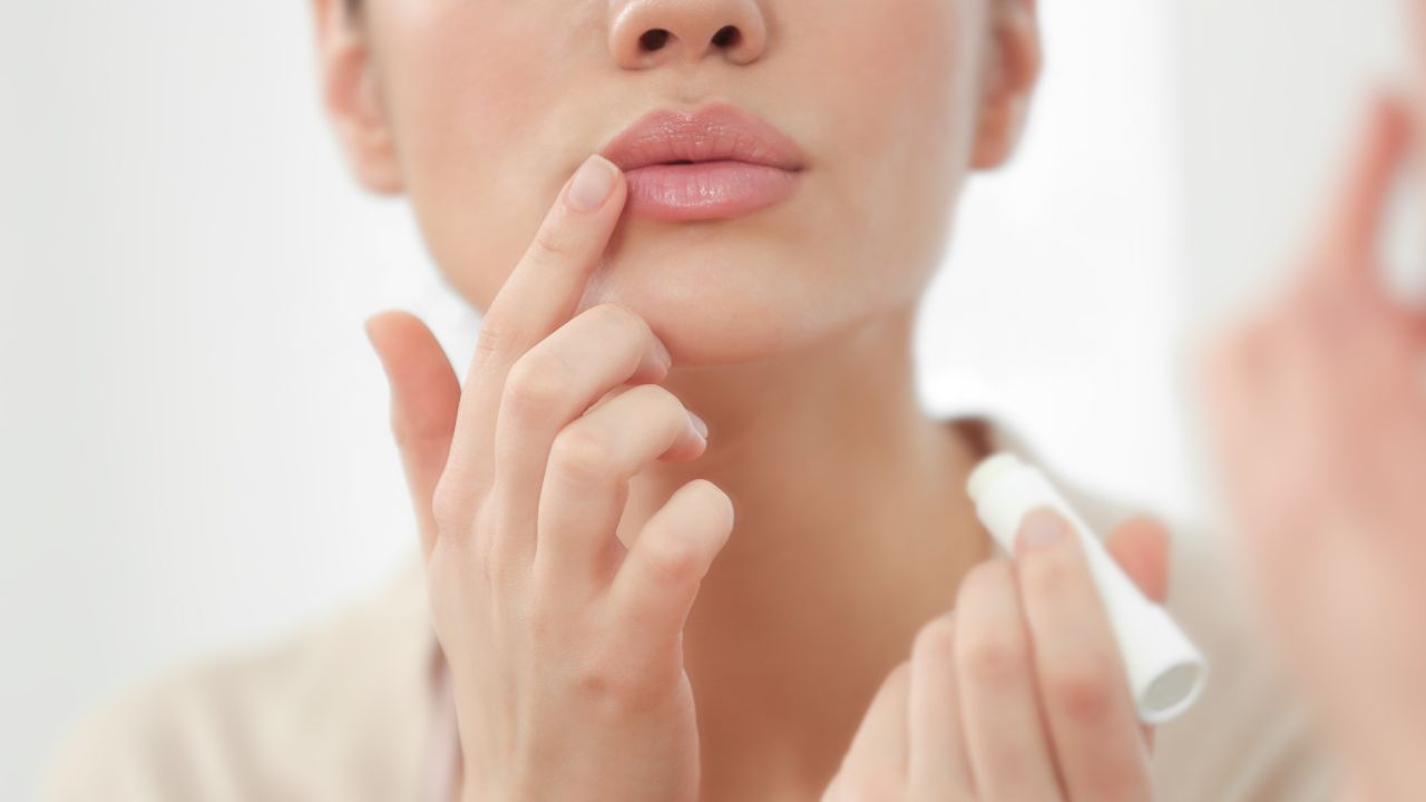 Cara Mengatasi Bibir Kering dengan Lip Balm