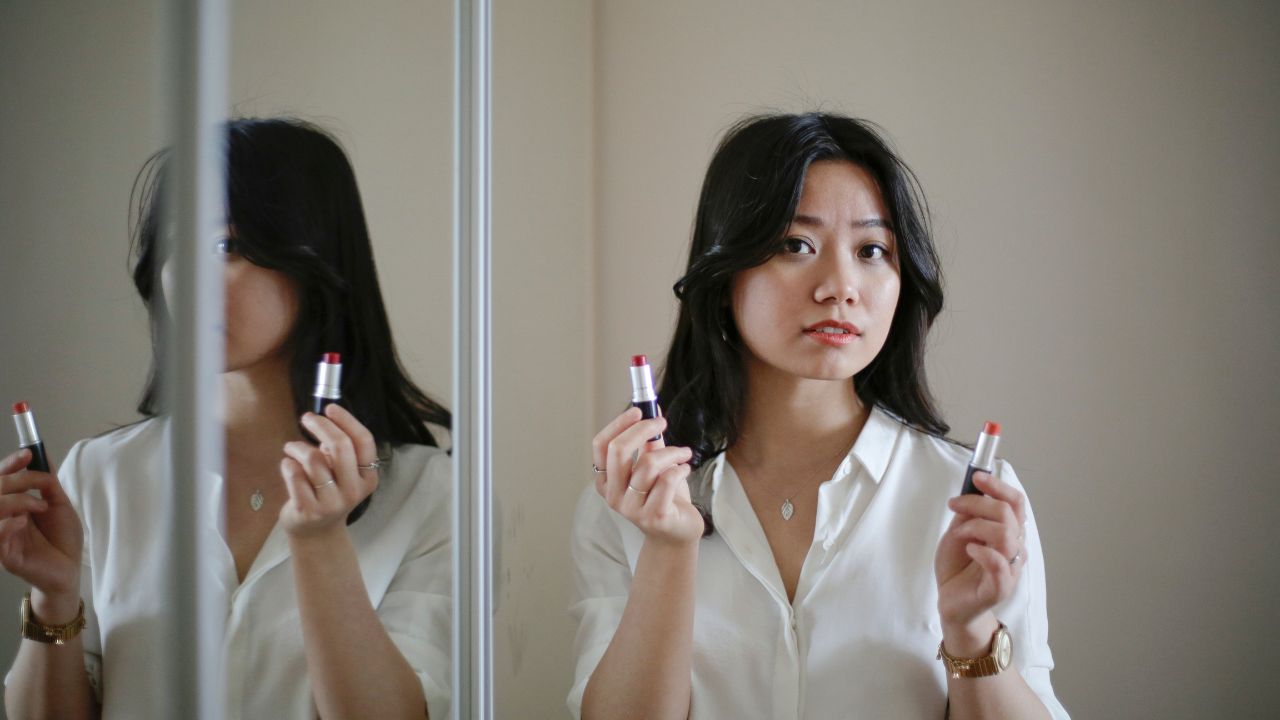 5 Warna Lipstik Hanasui yang Bagus untuk Bibir Hitam, Cuma 25 Ribuan