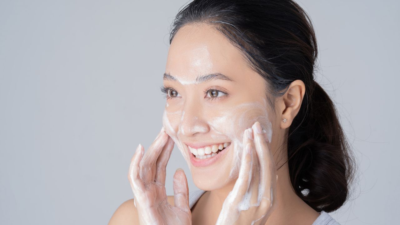 10 Rekomendasi Sabun Muka Terbaik untuk Berbagai Jenis Kulit
