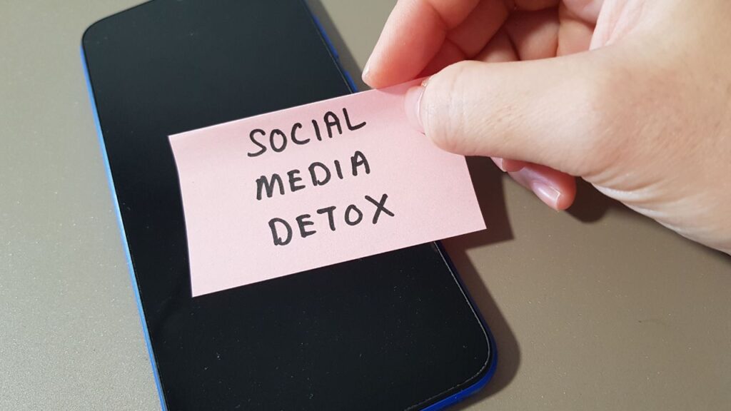 Stop Scrolling, Kenali 10 Ciri Kamu Butuh Social Media Detox