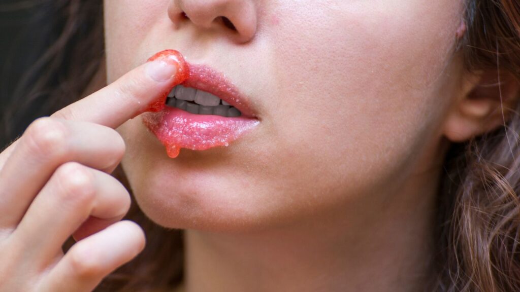 Mengenal Eksfoliasi Bibir, Manfaat, dan Produk Rekomendasinya