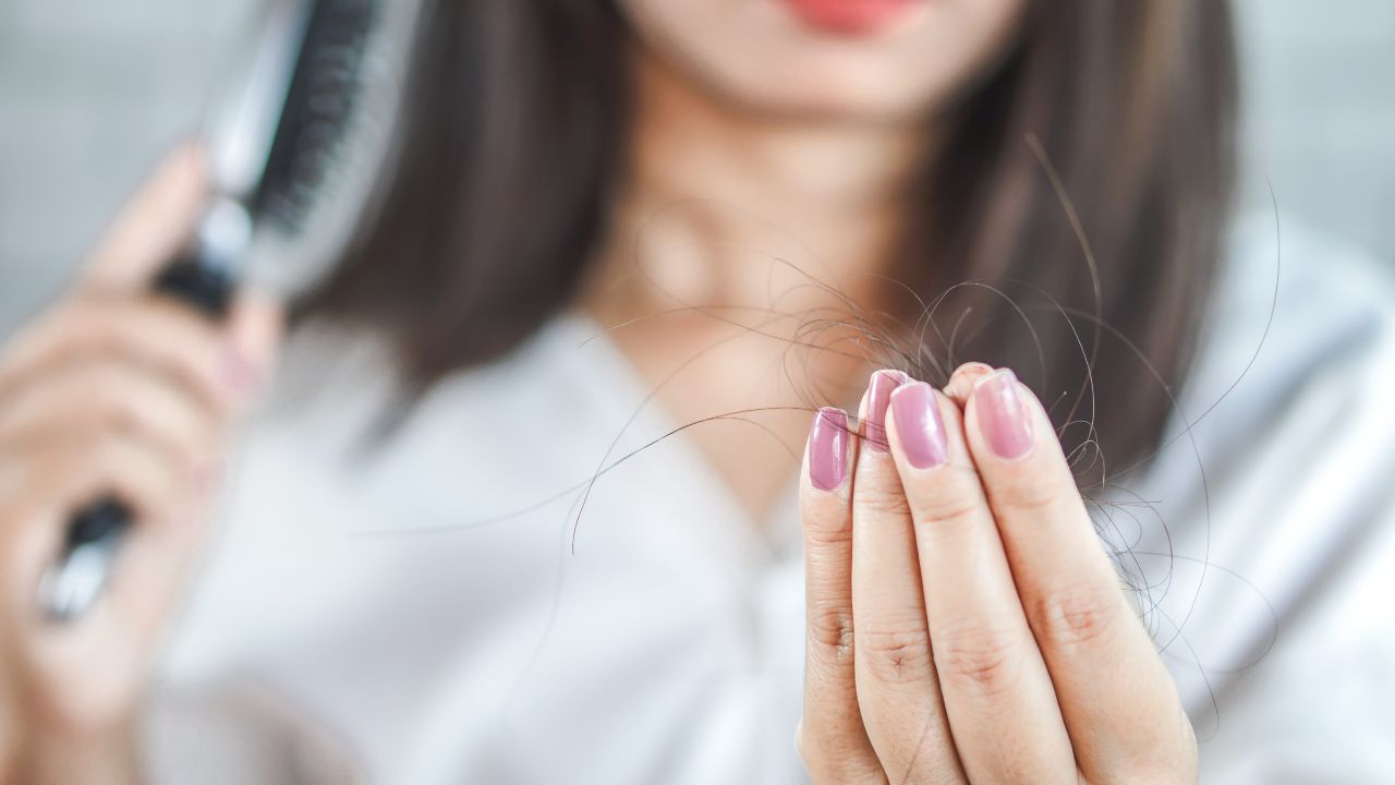 9 Cara Mengatasi Rambut Rontok dengan Bahan Alami di Rumah
