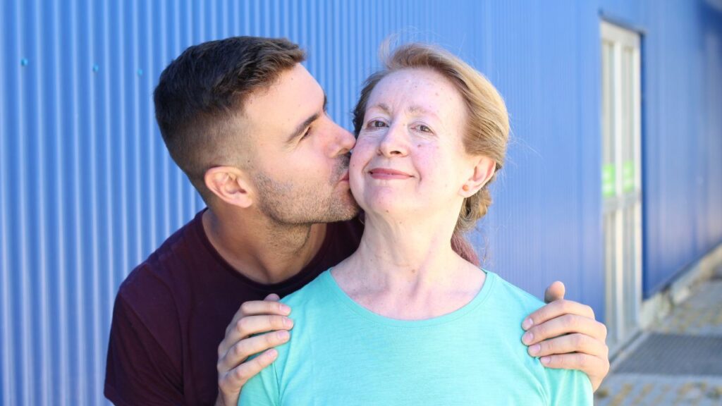 10 Sifat Pria dari Cara Mereka Memperlakukan Ibunya