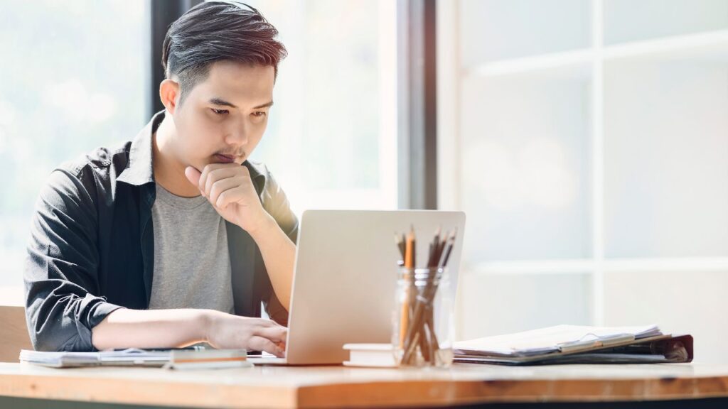 10 Pesona dan Aura Cowok Pendiam yang Membuat Banyak Cewek Tertarik