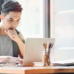 10 Pesona dan Aura Cowok Pendiam yang Membuat Banyak Cewek Tertarik