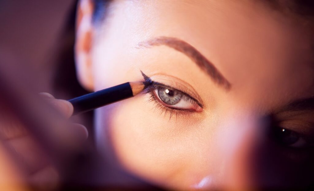 Ini Dia Cara Memakai Eyeliner yang Benar untuk Pemula