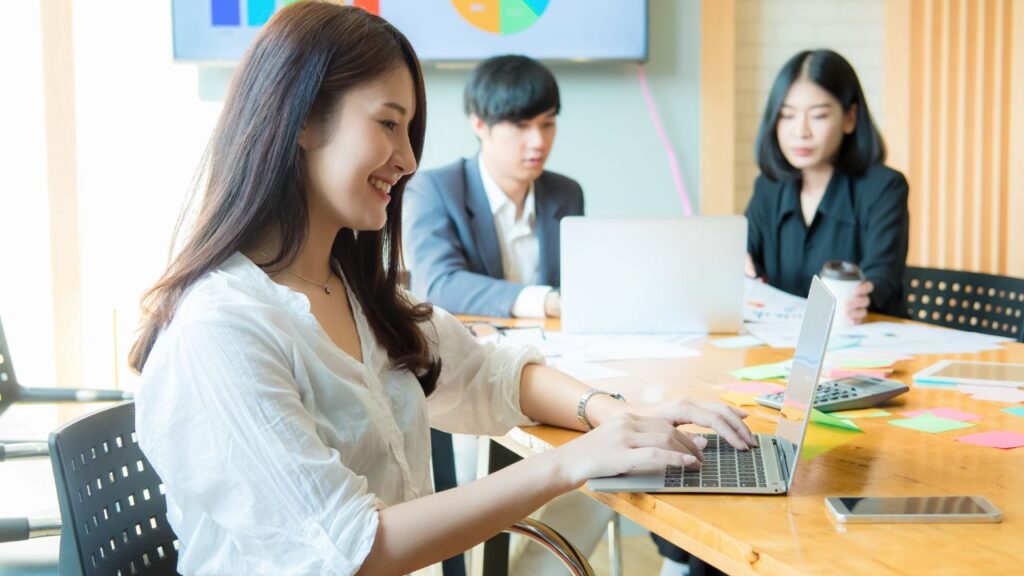 Lakukan! 10 Cara Menghilangkan Perasaan Iri Pada Orang Lain