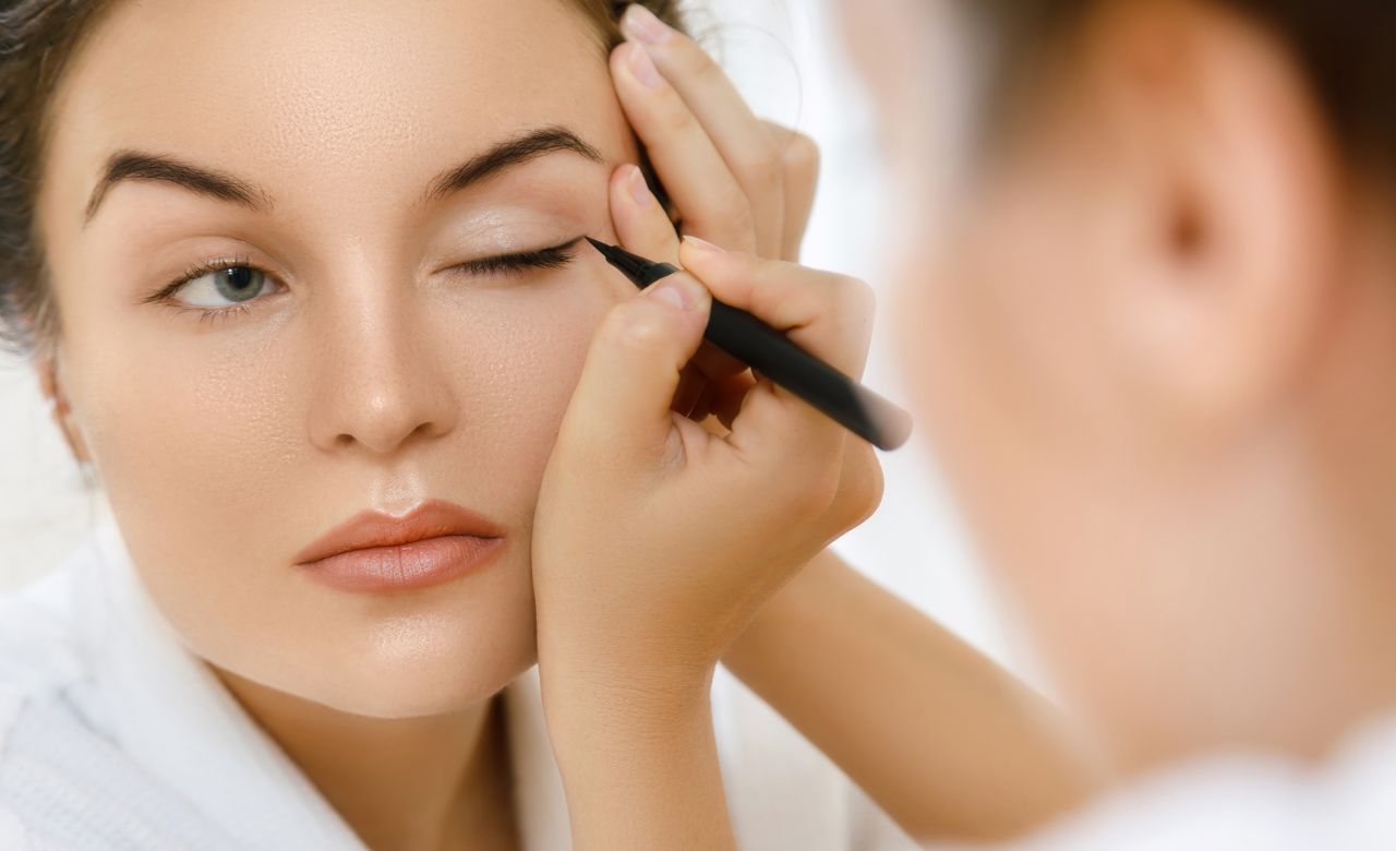 Pilih-Jenis-Eyeliner 5. Buat Titik di Sekitar Mata dan Sambungkan
