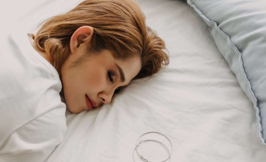 Hindari Tidur Tanpa Membersihkan Makeup Jika Tidak Ingin Terkena Efek Buruknya