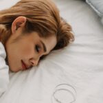Hindari Tidur Tanpa Membersihkan Makeup Jika Tidak Ingin Terkena Efek Buruknya