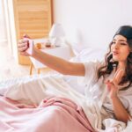 10 Cara Membuat Senyum Manis di Foto, Dijamin Cantik