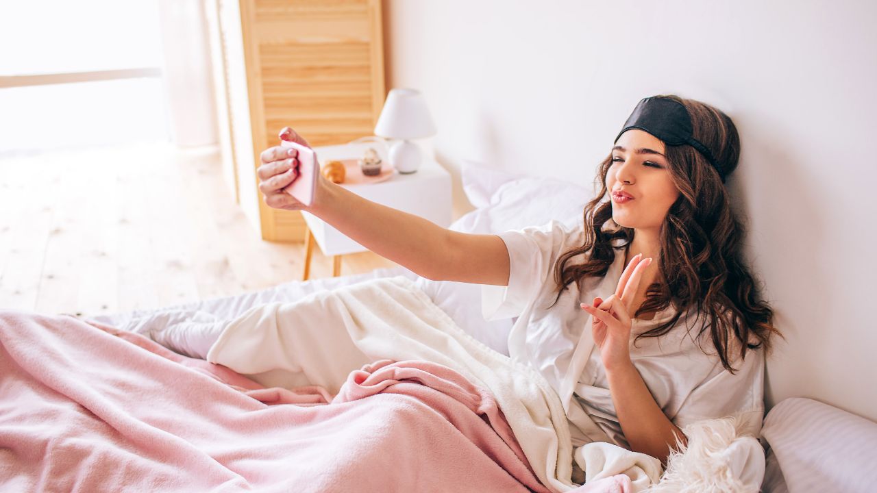 10 Cara Membuat Senyum Manis di Foto, Dijamin Cantik