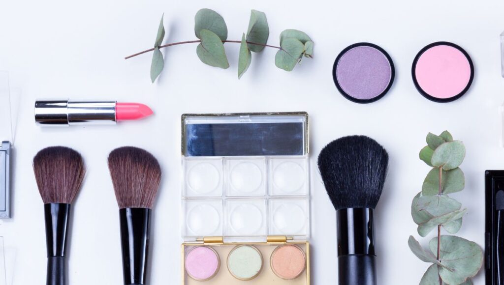 5 Alat Makeup Remaja Perempuan Agar Tampil Cantik Tanpa Berlebihan