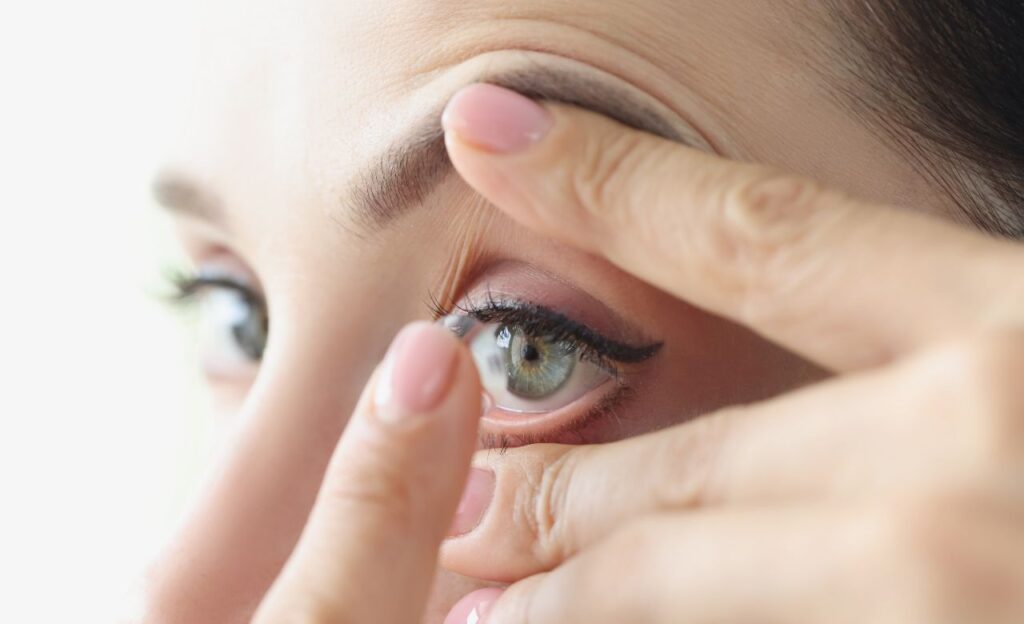 7 Cara Memakai Softlens yang Baik dan Benar