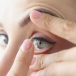 7 Cara Memakai Softlens yang Baik dan Benar