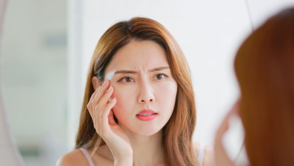 14 Cara Menghilangkan Kerutan di Bawah Mata agar Awet Muda