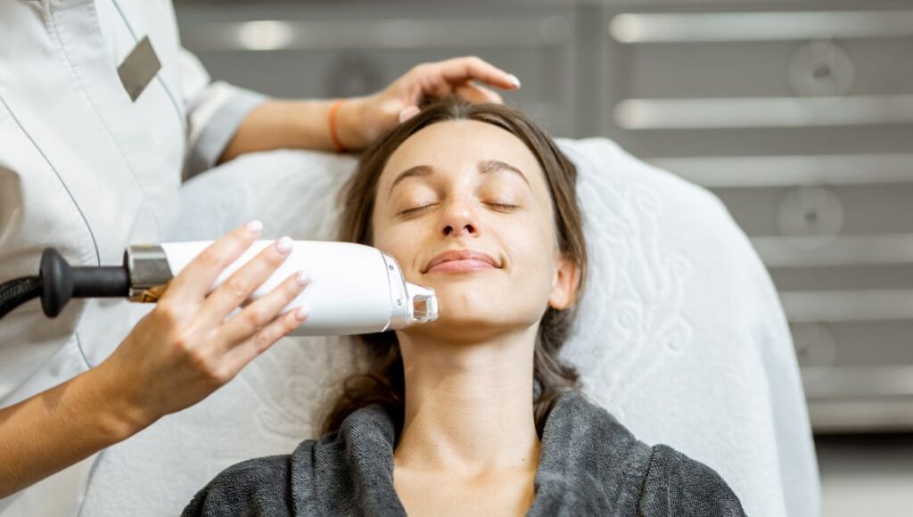 9 Cara Menghilangkan Milia di Wajah agar Kulit Kembali Mulus